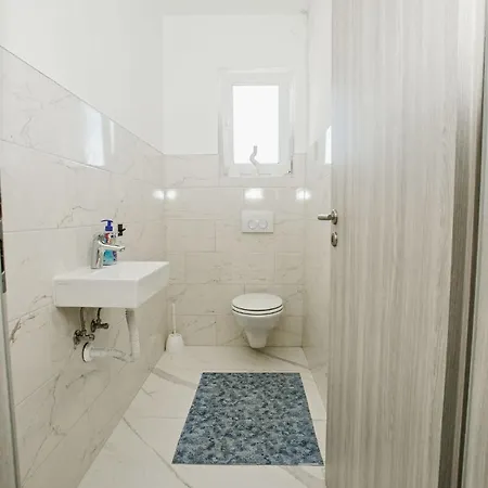 Charming Croatia With Pool And Mountain Views דירה