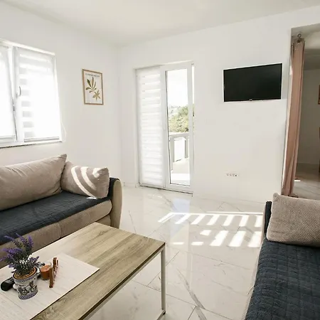 Charming Croatia With Pool And Mountain Views *